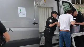 Służba celna oraz policja w trakcie jednej z kontroli