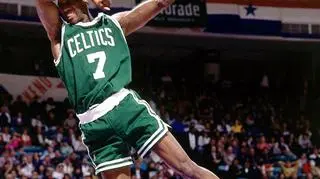 Słynny "no-look" dunk Dee Browna w 1991 roku. Zawodnik Boston Cetics ma na nogach buty Reebok Pump