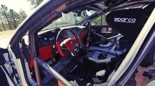 Tesla Model S na Pikes Peak wnętrze