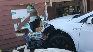 Tesla Model X taranuje budynek