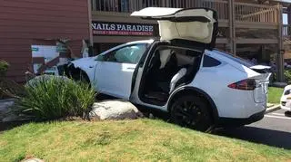 Tesla wjeżdża w budynek