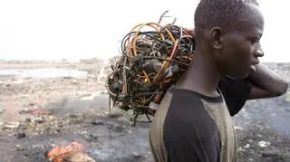 W Ghanie oficjalnie działa tylko jeden zakład recyklingu. Faktycznie m.in. wypalaniem metalu z kabli zajmuje się tysiące osób