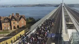 W weekend mostem spacerowało 50 tys. ludzi