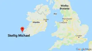 Wyspa położona jest 12 km od zachodniego wybrzeża Irlandii