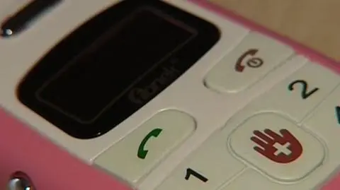 Telefon komórkowy dla czteroletniego dziecka, choć podobny do zabawki jednak prawdziwy, połączony z siecią. Już wkrótce będzie go można kupić w Polsce. A działa już w wielu innych krajach Świata. Po co taki telefon? Ile może kosztować? kto będzie z niego korzystał, a kto na tym zarobi.