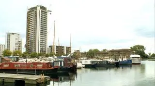 Około 10 tysięcy Londyńczyków w ostatnim czasie zdecydowało się na nietypowe rozwiązanie. Zamiast kupna mieszkania, przeprowadzają się do… mieszkalnych barek. Robią tak głównie młodzi ludzie, których długo nie będzie stać na kupienie własnego lokum. Ceny mieszkań w brytyjskiej stolicy są horrendalne, więc młodzi ludzie wybierają coś o wiele tańszego i – jak sami przyznają – o wiele mniej komfortowego.  