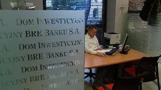 Według danych GUS przychody maklerów spadły w ciągu ostatnich dwunastu miesięcy o blisko 350 milionów złotych, czyli o jedną trzecią. Zła koniunktura na giełdzie powoduje także zmniejszoną liczbę klientów instytucjonalnych.