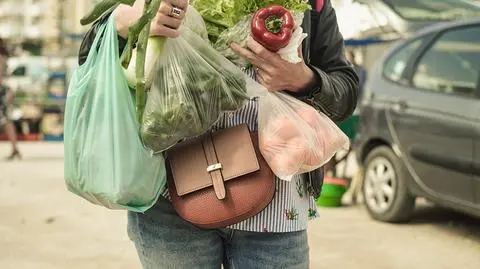 "Polska i Świat". Sklepy wysyłają zakupy opakowane folią