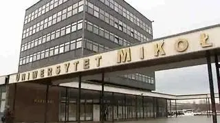 Prawdziwy dramat na rynku pracy przeżywają młodzi Polacy po studiach. Bezrobocie wśród absolwentów wynosi prawie 70 procent. Na 100 zarejestrowanych bezrobotnych 42 to osoby, które ukończyły wyższą uczelnię. Można z przekąsem powiedzieć, że sami są sobie winni. Jednak po głębszej analizie okazuje się, że to nie tylko brak inicjatywy ze strony młodych ludzi ustawia ich na przegranej pozycji. Grzech zaniechania leży także po stronie przepisów oraz organów poszczególnych uczelni. 
Łukasz Kijek. 