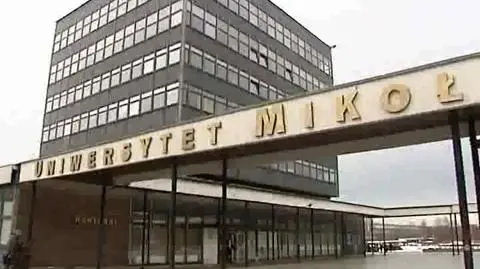 Prawdziwy dramat na rynku pracy przeżywają młodzi Polacy po studiach. Bezrobocie wśród absolwentów wynosi prawie 70 procent. Na 100 zarejestrowanych bezrobotnych 42 to osoby, które ukończyły wyższą uczelnię. Można z przekąsem powiedzieć, że sami są sobie winni. Jednak po głębszej analizie okazuje się, że to nie tylko brak inicjatywy ze strony młodych ludzi ustawia ich na przegranej pozycji. Grzech zaniechania leży także po stronie przepisów oraz organów poszczególnych uczelni. 
Łukasz Kijek. 