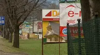 13.04 | Na Podhalu wojna o reklamy - te nielegalne, których setki można zobaczyć dojeżdżając do Zakopanego (Fakty TVN)