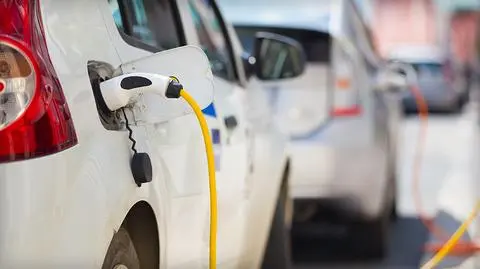 Morawiecki i Tchórzewski o samochodach elektrycznych w Polsce