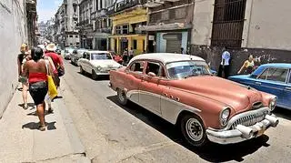 Kubański artysta Kcho otrzymał zgodę od państwowej sieci telekomunikacyjnej Etecsa, na stworzenie pierwszego publicznego odbiornika radiowego