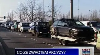 Na razie masowych zwrotów pieniędzy jednak nie będzie, bo nie ma ustawy. - W tej chwili grozi nam bałagan, bo urzędy celne nie mogą w nieskończoność odsuwać w czasie wypłaty tych należności. Wnioski leżą, dla państwa to jest dotkliwe, bo potem te zwroty będą uzupełnione o karne odsetki - tłumaczy rzecznik resortu finansów Jakub Lutyk. 