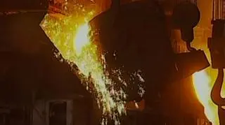 Koks papierkiem lakmusowym kryzysu. Rosnąca sprzedaż tego surowca świadczy o tym, że z letargu budzi się przemysł ciężki. Rośnie popyt na wyroby hutnicze, te same, które jako pierwsze ucierpiały na globalnym spowolnieniu w gospodarce. Produkująca węgiel koksowy w Polsce Jastrzębska Spółka Węglowa w dużym tempie wyprzedaje zapasy. Ponadto gdyby mierzyć siłę kryzysu liczbą zamówień na samochody w tyskiej fabryce Fiata, to należałoby go już definitywnie odwołać. Z taśm montażowych co 30 sekund zjeżdża nowe auto, a firma chce zatrudnić dodatkowych 300 osób.