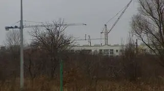 W tym pojedynku firma deweloperska Barc domaga się od urzędu miasta blisko 15 milionów złotych odszkodowania za bardzo długi okres oczekiwania na wydanie pozwoleń na budowę jednego z osiedli. Według Barc, miasto zwlekało z decyzją przez 516 dni! Ratusz odpowiada, że postępowanie trwało znacznie krócej i już się zakończyło, a deweloper po części sam sobie jest winien, bo dostarczył niekompletne dokumenty. 
