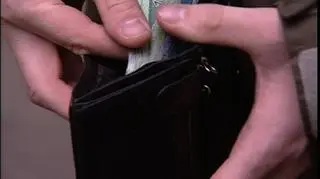 Nawet najlepsze zabezpieczenia w bankach nie chronią naszych pieniędzy przed inflacją - czyli stopniową utratą ich wartości. Inflacja w Polsce rośnie od kilkunastu miesięcy. Droższe paliwa, żywność, droższa energia w naszych domach i równocześnie wzrost płac - to wszystko powoduje, że ceny ogółem idą w górę. Dlatego ekonomiści nie pozostawiają nam złudzeń - za kilka miesięcy ceny wzrosną jeszcze bardziej. Jaka jest jedyna pozytywna wiadomość związana z rosnąca inflacją? Nadwyżka w budżecie...