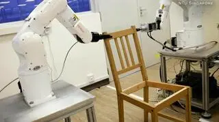 Robot złożył krzesło w 20 minut