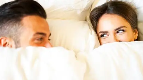 Praca odbiera nam siły w łóżku. Niepokojący raport