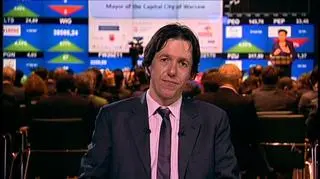 Sześć banków centralnych obniżyło cenę swapów dolarowych - tak, by ułatwić bankom spoza Stanów Zjednoczonych dostęp do amerykańskiej waluty. W skoordynowanej akcji udział bierze FED, Europejski Bank Centralny, Bank Anglii, Bank Japonii, Bank Szwajcarii i Bank Kanady. Zdaniem analityka DM BOŚ Marka Rogalskiego to dopiero zapowiedź czegoś większego.