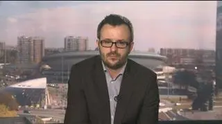 Miały być słabe, bo spadała sprzedaż Iphonów w sieciach Verizon i AT&T, akcje od dwóch tygodni szły w dół, tak jakby rynek czegoś się obawiał. Wczoraj po 22-ej Apple jednak kolejny raz zszokował rynek i kolejny raz pozytywnie. Zyski są większe od przewidywań największych optymistów. Ale z drugiej strony spółka pokazała słabsze prognozy na kolejny kwartał. W notowaniach przedsesyjnych akcje Apple drożeją o ponad 7%. Jak dzisiaj wygląda biznes Apple, co najciekawszego był w raporcie o wynikach? Naszym gościem był Przemysław Pająk, Spidersweb.pl