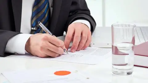 Zawarte we wniosku dane i podpis osoby uprawnionej muszą być potwierdzone przez notariusza lub urząd gminy