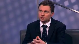 Wypełnię PIT za 10 złotych – takie ogłoszenia wiszą na przystankach i słupach. Tyle, że jeśli nawet ktoś faktycznie zrobi to za nas, nie oznacza to, że weźmie też odpowiedzialność za ewentualne błędy w zeznaniu. Kto może za nas legalnie wypełnić PIT i kto będzie się tłumaczył z pomyłek, jeśli np. zatrudniamy księgową? Spytaliśmy Pawła Jabłonowskiego, szefa departamentu podatkowego w Kancelarii Prawnej Chałas i Wspólnicy.