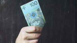 Operacja na otwartym... funduszu emerytalnym. Skalpelem prowizje OFE chce ciąć rząd. Problem w tym, że fundusze stanowczo takiemu zabiegowi się sprzeciwiają, a konsylium ekspertów uważa, że proponowana operacja nie przyniesie żadnych, albo bardzo niewielkie korzyści... emerytom. Czy zatem przy takiej diagnozie należy pozwalać Funduszom zarabiać olbrzymie pieniądze bez względu na osiągane przez nie wyniki?