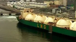 Milion ton skroplonego gazu ziemnego z Kataru rocznie – PGNiG i katarska firma Qatargas podpisały dziś umowę, zgodnie z którą od 2014 roku przez 20 lat do Polski będzie trafiał gaz LNG. Problem w tym, że surowiec z Kataru jest najdroższy na świecie zatem zasadne wydaje się pytanie dlaczego kupujemy właśnie tam?