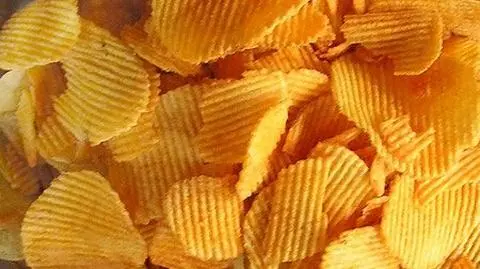 Według projektu ustawy, ilość soli w chipsach powinna wyeliminować je ze szkolnych sklepików