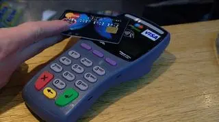 Bliżej bezpieczeństwa - z kartą zbliżeniową. Kart, które pozwalają na szybkie dokonywanie transakcji w naszych portfelach jest coraz więcej. Całkiem zasadne jest pytanie, czy karty zbliżeniowe gwarantują bezpieczeństwo naszych pieniędzy podobnie jak inne formy płatności? To sprawdzał Dominik Cierpioł. 
