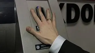 Żyły w palcu zabezpieczą twoje pieniądze. Bank Polskiej Spółdzielczości uruchomi dziś pierwszy w Polsce bankomat biometryczny z technologią Finger Tein. Jak działa bankomat biometryczny? Czy Polska jest dobrym rynkiem dla takich urządzeń? Sprawdzał to Patrycjusz Wyżga