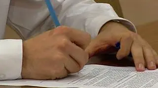 Wielkie międzynarodowe banki liczą ile właściwie wyparowało z ich skarbców w kończącym się roku. Polskie banki liczyły najpierw na to ze kryzys je ominie, teraz jednak musza dołączyć do światowego trendu i podsumować straty. 