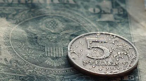 Spekulanci zarabiają krocie na wahaniach rubla. Kreml się gniewa