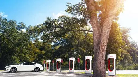 Tesla wprowadza opłaty za ładowanie samochodów elektrycznych