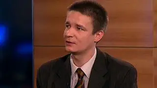 Osoby które zaciągnęły kredyt we franku w 2008 roku nadal płacą mniej, niż gdyby pożyczały w złotym. Wysokim kursem CHF powinny się niepokoić ci, którzy kupili nieruchomość w celach inwestycyjnych, mówi Marcin Krasoń, doradca Open Finance.