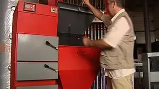 Rolnicy palą zboże. Zamiast kupować węgiel za ok. 700 złotych rolnicy wolą do ogrzewania wykorzystywać zboże, którego nie mogą sprzedać, bo ceny są za niskie. Krajowa Konfederacja Producentów Zbóż podała niedawno, że jeden z dużych polskich koncernów energetycznych spalił w piecach pierwszą partię zbóż. Wyniki testu są podobno bardzo zadowalające. Rolnicy zachęcają do takich rozwiązań, bo w spichlerzach po żniwach będzie ok 2 mln ton nadwyżki zbóż. 