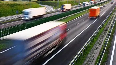 Nowe znaki drogowe będą informowały o odcinkowym pomiarze prędkości