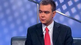 „Mam kasę fiskalną sprzed kilku lat, która nie ma opcji zmiany stawek, bo stawki zostały w niej na stałe zaprogramowane. Muszę wydać tysiąc złotych na zakup nowej kasy” – skarży się Pani Barbara, która zadzwoniła do naszej redakcji. Czy rzeczywiście tacy podatnicy muszą kupić nową kasę? Na pytania widzów odpowiadał Artur Foss, ekspert Polskiego Centrum Kas Fiskalnych.