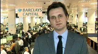 Zdaniem stratega dla regionu Emea Barclays Capital Piotra Chwiejczaka, Rada Polityki Pieniężnej nie nadąża z podwyżkami stóp procentowych za oczekiwaniami rynku. Jeśli deklaracje rządu co do wpływów z prywatyzacji się nie sprawdzą, złoty się osłabi - przekonuje Chwiejczak.
