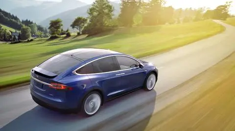 Tesla wprowadza autopilota