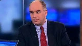 W 2010 roku 55,5 mld złotych zostało przeznaczonych na służbę zdrowia z budżetu. Mimo tych pieniędzy, wiele osób, by dostać się do specjalisty, płaci w prywatnej klinice za wizytę. Dzięki systemowi, który polega na określeniu koszyka świadczeń gwarantowanych, jest masa świadczeń, za które płacimy podwójnie mówi nasz gość, Łukasz Zalicki, partner zarządzający Ernst&Young. Czy konkurencja wśród płatników i mniejszy koszyk świadczeń podstawowych poprawi sytuację? Przy tym stanie budżetu, to jest jedyny kierunek - mówi Zalicki.