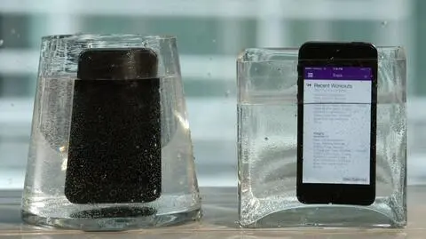 "Świat technologii": Spray, ktory uczyni twój telefon wodoodpornym