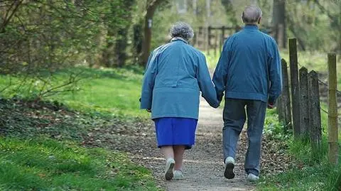 OECD: oczekiwana długość życie rośnie, ale duże różnice między krajami