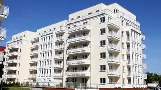 Budynek w Poznaniu ma 6 pięter, 2 klatki schodowe oraz garaż podziemny