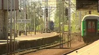 A jeżeli mimo planowanych zmian drogi nie powstaną - to może warto pomyśleć o podróży pociągiem. Tym bardziej, że na tym rynku intercity rośnie konkurent. O tym czy nowa propozycja może oznaczać korzyści dla pasażerów - czy poważne kłopoty dla obu rywalizujących o klienta firm i czy spółka przewozy regionalne - regionalną pozostanie tylko z nazwy? 