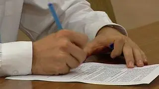 Stopy procentowe w dół, wibor w dół, w dół także raty kredytów hipotecznych w złotych. Rada Polityki Pieniężnej podjęła decyzję o redukcji głównej stopy procentowej o 75 punktów bazowych do poziomu 4,25%, a zdaniem ekonomistów to jeszcze nie koniec. Kończy się natomiast szansa na wysoko oprocentowane lokaty.