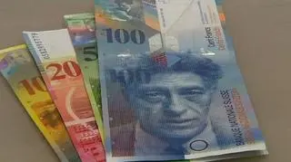 Jak na sznurku za notowaniami złotego do szwajcarskiego franka. Banki, które udzielały kredyty w szwajcarskiej walucie poturbowane przez rynek. Millenium, Getin, BRE otwierają listę tych, które co miesiąc musza kupić coraz droższa walutę, a ich klienci poradzić sobie z obsługą puchnącego kredytu. Dokładnie trzy lata od historycznie niskich poziomów franka pod lupę bilanse banków wziął Łukasz Kijek.