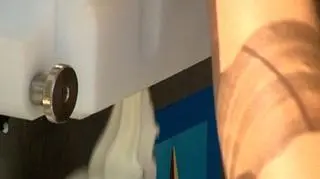 Latem jest coraz więcej ofert pracy dla młodzieży. Żeby zarobić, nie trzeba wyjeżdżać zagranicę. Młodzi ludzie coraz chętniej kolejne lata nauki dzielą pracą. Albo zbierają doświadczenie, albo zbierają na wakacje. Wakacyjny rynek pracy dla młodzieży sprawdzał Patrycjusz Wyżga.