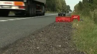 Były mandaty, teraz będzie areszt. Członkowie komisji Przyjazne Państwo proponują, żeby w ten sposób karać nielegalnych handlarzy, którzy blokują ulice i chodniki. Zaostrzenie kary ma wynikać z nieskuteczności 500 złotowych mandatów, które w praktyce nie zniechęcają do ulicznych handlarzy. Dodatkową karą miałaby być konfiskata towaru. Cieszą się całkiem legalni sklepikarze, ponieważ dla nich oznacza to likwidację nieuczciwej konkurencji. Kłopot jednak w tym, że coraz bardziej rygorystyczne przepisy spowodują, że coraz mniej ludzi będzie miało szansę na rozpoczęcie biznesu w jego najprostszej formie. 